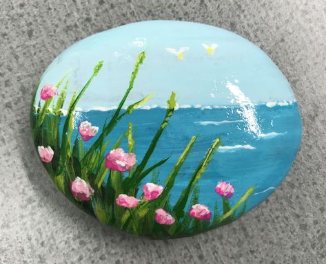 Big Stone Painting, Rock Painting Ideas For Boyfriend, Big Rock Painting Ideas For Garden, Nature Rock Painting, Rock Painting Ideas Ocean, Flat Rock Painting Ideas, Things To Paint On Rocks Aesthetic, Rock Painting Summer, Beach Rock Painting Ideas