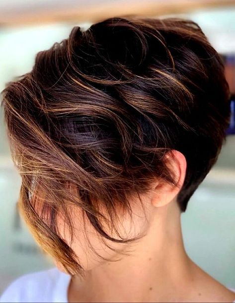 Short Wavy Hairstyles For Women, Pixie Hair Color, Pixie Cut With Highlights, Short Dark Brown Hair, Beautiful Haircuts, Short Brown Hair, Short Wavy Hair, Penteado Cabelo Curto, Brown Hair With Highlights