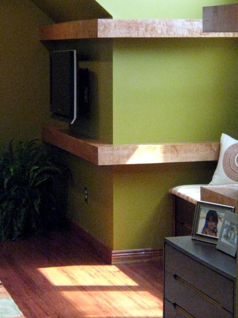 Build Floating Shelves to Wrap Around a Corner Wall | Interior Design Styles and Color Schemes for Home Decorating | HGTV Corner Shelves Diy, Corner Closet Shelves, Closet Bookshelves, Floating Shelf Plans, Stool Woodworking Plans, Corner Shelf Ideas, Corner Shelf Design, Bed Woodworking Plans, Ikea Australia