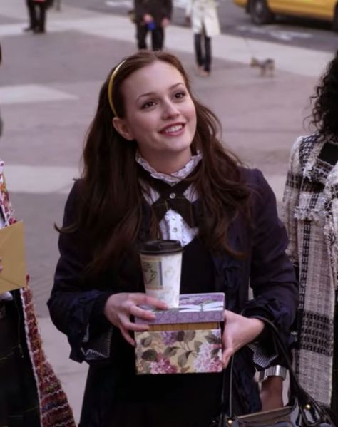 Gossip Girl: Season 1, Episode 1 Gossip Girl Winter, Blair Waldorf Season 1, Gossip Girl Scenes, Gossip Girl Season 1, Mode Gossip Girl, Estilo Blair Waldorf, Estilo Gossip Girl, Blair Waldorf Aesthetic, Blair Waldorf Outfits