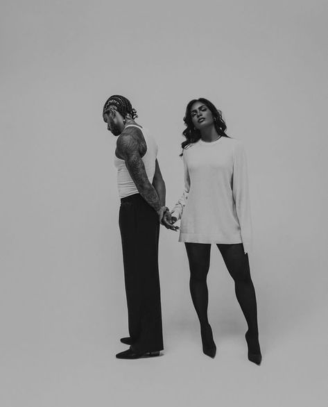 Cute Couple Pics Idea, Outdoor Photography Couple, Gq Couple Photoshoot, Black Outfit Couple Relationship Goals, Engagement Photos Asthetic, No Face Couple Photoshoot, Couples Photo Poses Ideas, Black And White Couples Photos, Couples Holiday Photoshoot Outfits