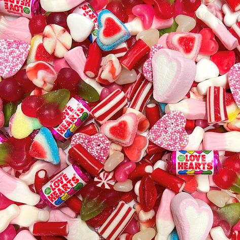 Valentines Candy Gifts, Husband Wife Love, Love Heart Sweets, Food Hampers, Heart Themed, Sweet Box, Treat Gift, Valentine Candy, Pick And Mix