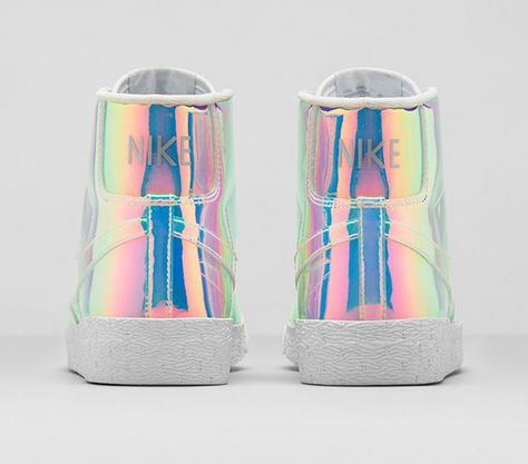 HOLOGRAPHIC IRIDESCENCE Oreo Design, Nike Custom, Women Nike, Nike Roshe Run, Womens Running, Nike Free Shoes, Nike Free Runs, Nike Shoes Outlet, Nike Shox