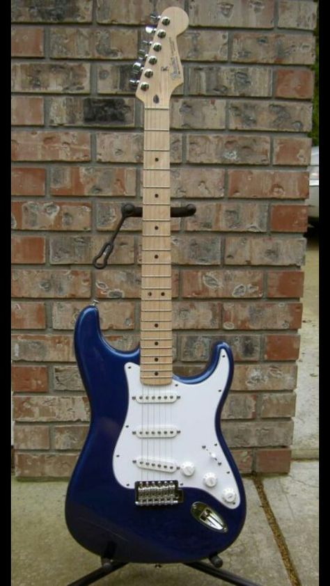 Fender stratocaster classic in midnight blue. Won't find anything like it anymore! Lake Placid Blue Stratocaster, Fender Stratocaster Blue, Blue Stratocaster Guitar, Navy Blue Electric Guitar, Fender Guitars Stratocaster, Teal Electric Guitar, Famous Guitarists, Holly Willoughby Outfits, Blue Bass Guitar