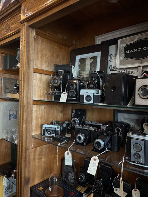 Vintage Chic Aesthetic, Camera Store Aesthetic, Old Antique Shop Aesthetic, Antique Store Aesthetic Dark, Old Store Aesthetic, Antique Mall Aesthetic, Photograph Aesthetic Vintage, Vintage Stores Aesthetic, Vintage Objects Aesthetic