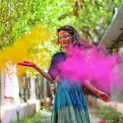 Holi Outfits, Holi Happy, Holi Girls, Happy Holi Photo, Holi Pictures, Holi Powder, Happy Holi Images, Holi Party, Holi Festival Of Colours