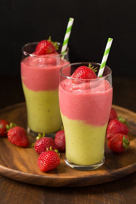 Double-Decker Tropical Avocado Smoothies Tropical Avocado, Resep Smoothie, Strawberry Shake, Natural Detox Drinks, Detox Drinks Recipes, Avocado Smoothie, Milk Shakes, Good Smoothies, Cooking Classy