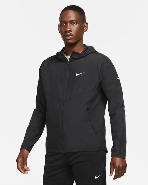 Nike Repel Miler Men's Running Jacket. Nike.com Mens Light Jacket, Nike Windrunner, Windrunner Jacket, Running Nike, Running In Cold Weather, Nike Acg, Running Jacket, Wet Weather, Man Running