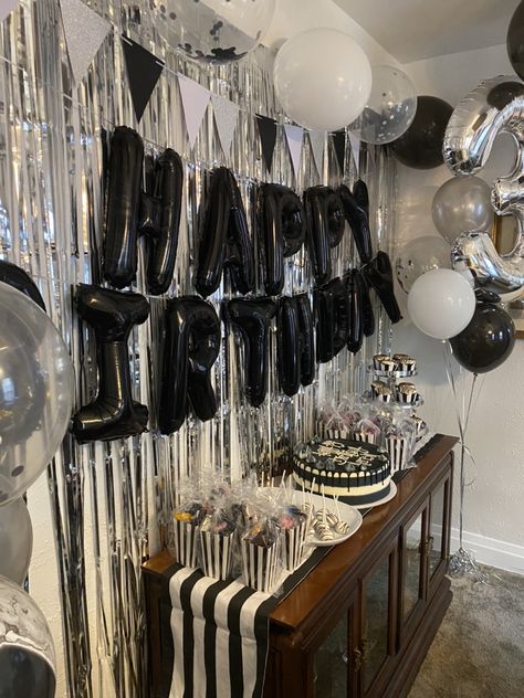 Black And Silver Birthday Party Decorations, Bd Party Decoration, White And Black Birthday Theme, Birthday Decoration Ideas Black And White, Guy Birthday Decorations, White And Black Party Theme, Black And White Bday Party Ideas, Black And White Birthday Party Ideas Decoration, Black White And Silver Birthday Theme