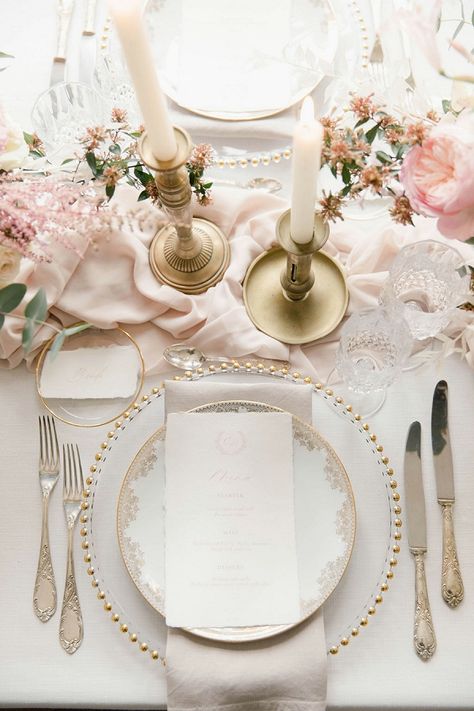 Wedding Plate Setting Ideas, Wedding Gold Place Settings, Regency Table Settings, Wedding Place Settings Gold Charger, Bridgerton Wedding Decor, Wedding Plates Ideas, Wedding Plate Set Up, Wedding Plate Setting Vintage, White And Gold Wedding Place Setting