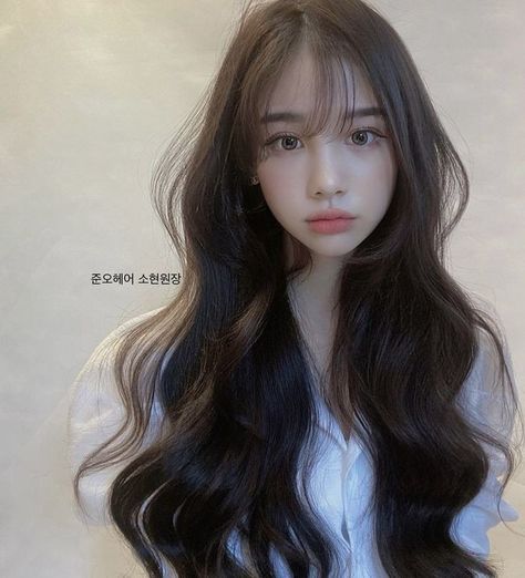 Short Layered On Long Hair, Thick Scalp Hair, Korean Wavy Hair, Korean Long Hair, Korean Hair Color, Hair Style Korea, Hair Inspiration Long, Shot Hair Styles, Haircuts Straight Hair