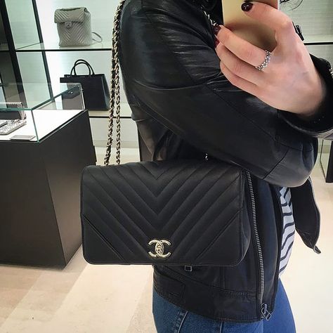 Chanel Chevron Statement Bag is an affordable chic bag. For the Chanel dream chasers, here is your opportunity to own a Chanel bag. Chanel Chevron Bag, Arm Candies, Dream Chasers, Chanel Chevron, Purse Outfit, Purse Collection, Dream Bags, Beautiful Accessories, Buy List