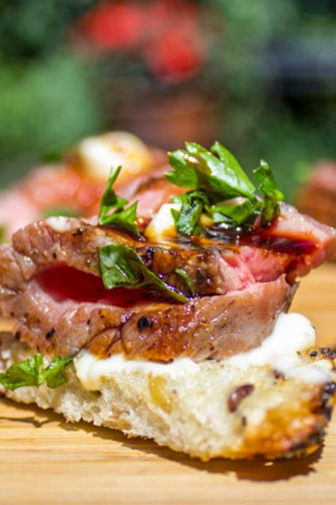 Sous vide your steak ahead of time to a guaranteed medium-rare to make these simple appetizers of steak crostini with horseradish aioli. Elegant and delish! Of course, if you have leftover steak, use that! Quick and easy. Mini Steak Appetizers, Steak Crostini Appetizers, Steak Crostini, Horseradish Aioli, Steak Appetizers, Simple Appetizers, Crostini Appetizers, Sous Vide Machine, Epicure Recipes