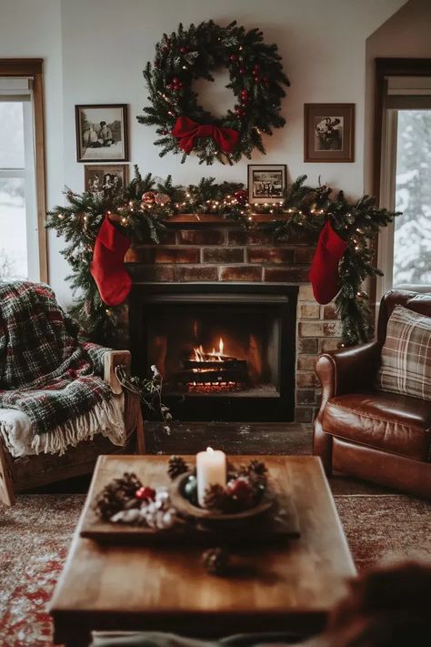 Christmas Decor Ideas For Living Room Bookshelves, Rustic Christmas Fireplace Decor, Vintage Modern Christmas Decor, Christmas Lounge Decor, Cozy Christmas Pictures, Christmas Mantle Ideas Fireplaces, Stone Fireplace Christmas Decor, Cozy Christmas Decor Living Room, Christmas Decor Ideas For Fireplace