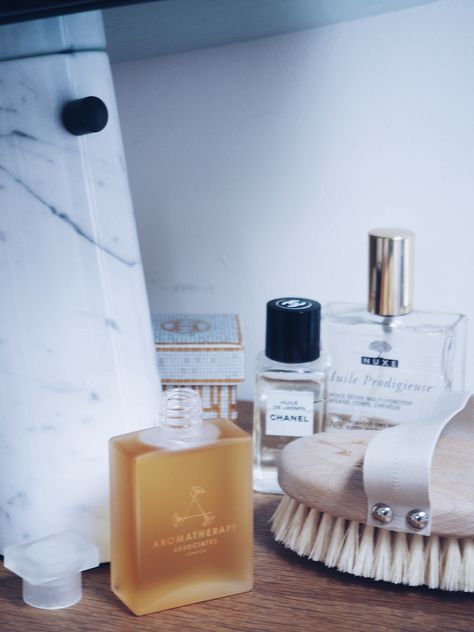 How to relax - my top relaxation tips include this medicinal bath oil from Aromatherapy Associates Night Beauty Routine, Skin Care Routine 30s, Aromatherapy Associates, Shimmery Eyeshadow, Eco Beauty, Dry Skin Patches, How To Clean Makeup Brushes, Beauty Regimen, Healthy Oils