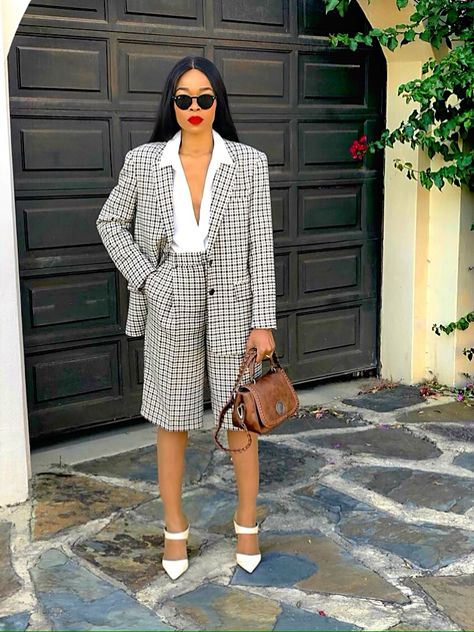 Bermuda shorts suit Short Women Outfits, Bermuda Shorts Outfit, Boss Lady Outfit, Ny Outfits, Cool Girl Style, Stylish Work Attire, Professional Wear, Pantsuits For Women, Summer Work Outfits