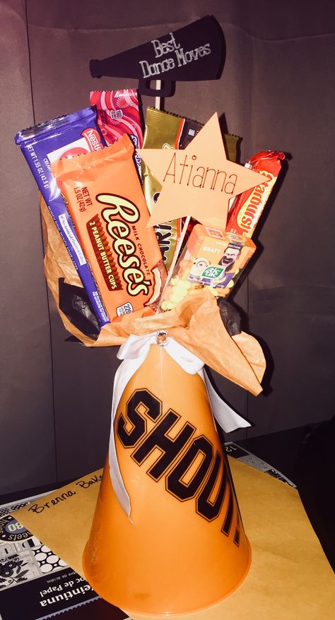 Cheerleader Award candy bouquet Senior Night Gift Basket Cheerleading, Cheerleader Baskets Gift Ideas, Spirit Awards Ideas Cheer, Cheerleader Gifts Diy, Basketball Candy Bouquet, Football Candy Bouquet, Dance Desserts, Grizzlies Football, Cheerleading Awards