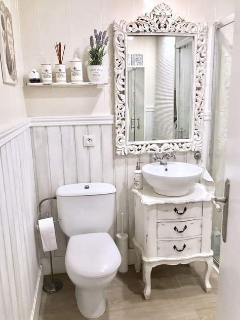 French Rustic Bathroom Ideas, Kitchens Using Furniture For Cabinets, Farmhouse Bling Decor, French Shabby Chic Bathroom, Shabby Chic Small Bathroom, Antique Bathroom Fixtures, Drømme Bad, Baños Shabby Chic, Chic Bathroom Decor