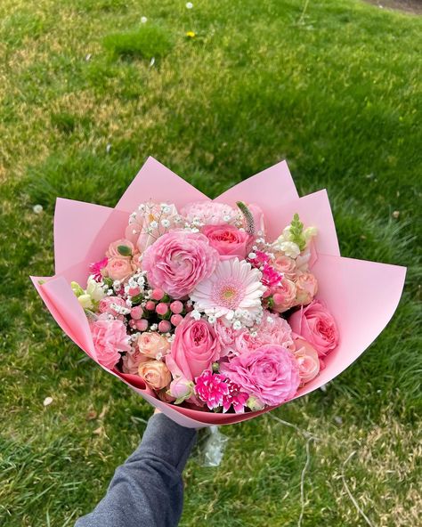 Swipe for more Mixed Blooms —> 💐🌸 PERFECT Mother’s Day Gift 🥰 Dm to place your Orders @lilyyscreations 🫶🏼 Pink Flower Bouquet Birthday, Mother’s Day Ribbon Bouquet, Mother’s Day Rose Bouquet, Mixed Pink Flower Bouquet, Aesthetic Pink Flower Bouquet, Mixed Flower Bouquet, Pretty Bouquets, Baby Bouquet, Pink Flower Bouquet