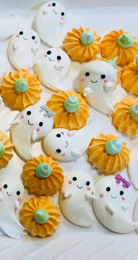 Meringue Cookies Halloween, Pumpkin Meringue Cookies, Halloween Meringue Pops, Fall Meringue Cookies, Halloween Meringue Cookies, Halloween Pavlova, Cute Meringue Cookies, Halloween Tårta, Meringue Halloween