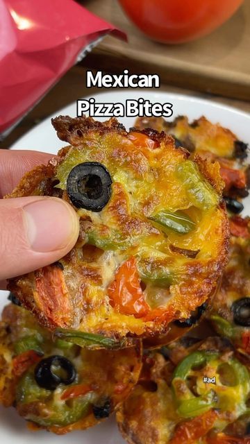 iRick Wiggins - Healthy Keto Recipes & Tips for Low Carb on Instagram: "#HiloLifePartner Say “YES” if you would eat these Crunchy Mexican Pizza Bites This is such a fun and easy recipe! Each one literally tastes like a mini Mexican Pizza 🤤 And @hilolifesnacks 3g net carb Spicy Salsa Tortilla Style Chips were the perfect addition! Go to the link in my bio and order yours 🙌 Ingredients: Shredded cheddar Taco meat @hilolifesnacks Tortilla Style Chips Shredded Mexican cheese Sliced Jalapeños Keto Mexican Pizza, Keto Pizza Recipes, Pizza Bites Recipe, Low Carb Recipes Keto, Mexican Pizza, Pizza Bites, Free Keto Recipes, Bariatric Recipes, Keto Recipes Dinner