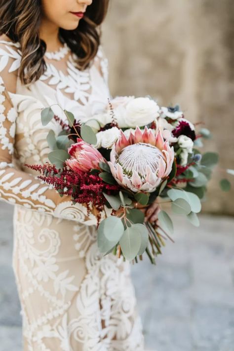 52 Beautiful Bouquets for a Fall Wedding Fall Flower Wedding Bouquets, Minimalist Wedding Reception, Bouquets Diy, Fall Wedding Bouquet, Simple Wedding Bouquets, Rustic Wedding Gowns, Diy Outdoor Weddings, Diy Your Wedding, Outdoor Wedding Dress