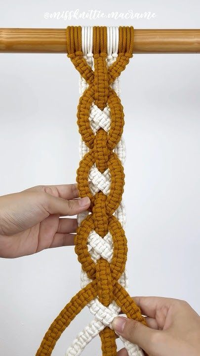 Modern Macrame Diy, Macrame Garland Tutorial, Macrame Tassel Diy, Cat Hammock Pattern, Macrame On Driftwood, Mural Macrame, Macrame Tutorial Beginner, Macrame Collar, Macrame Garland