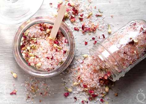 Rose Bath Salts Diy, Bath Boms Diy, Herbal Bath Salts, Bath Boms, Rose Petal Bath, Rose Bath Salts, Bath Salts Recipe, Soap Queen, Săpunuri Handmade