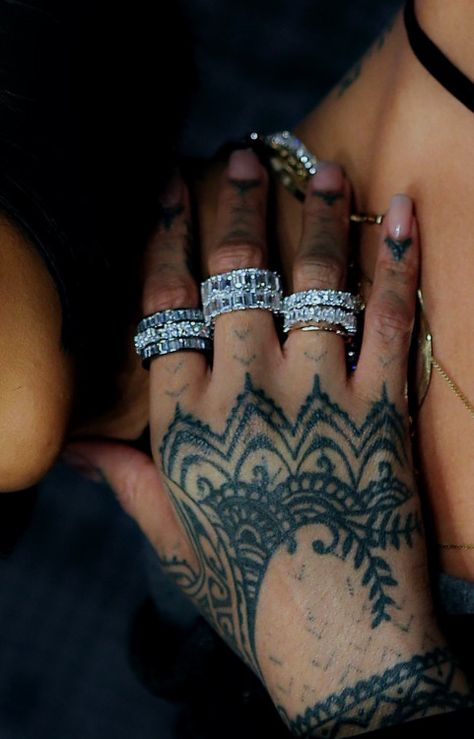 Rihanna ~  Creole-Belle ♥ www.AllieKayOfficial.tumblr.com ♥ Rhianna Tattoos, Diana Tattoo, Rihanna Nails, Rihanna Hand Tattoo, Tattoo Aesthetics, Rihanna Tattoo, Henna Inspiration, Cute Tats, Henna Tattoo Hand