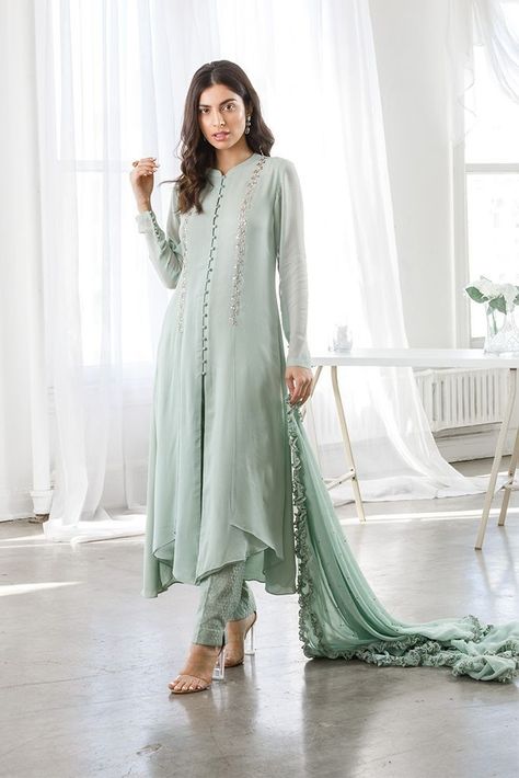 Frill Dupatta, Asymmetric Shirt, Simple Kurti Designs, Long Kurti Designs, Pakistani Dresses Casual, Salwar Kamiz, Mode Abaya, Kurti Designs Party Wear, Sleeves Designs For Dresses