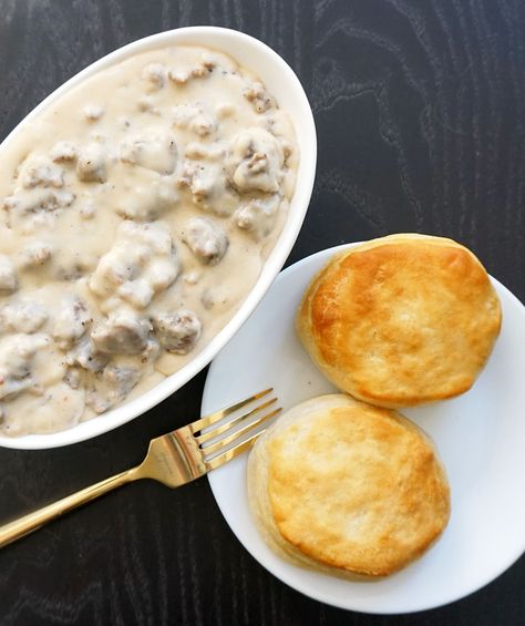 Sage Sausage Gravy, Spicy Sausage Gravy, Food Spicy, Sausage Biscuits, Milk Biscuits, Southern Breakfast, Gravy Ingredients, Sage Sausage, Fried Steak