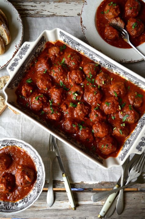 Meatballs in Wine Sauce, Albóndigas en Salsa, a Classic Meatballs In Red Wine Sauce, Red Wine Meatballs, Meatballs In Red Sauce, Barbera Wine, Homes In Spain, Spanish Meatballs, Spanish Red Wine, Red Wine Gravy, Minced Beef Recipes