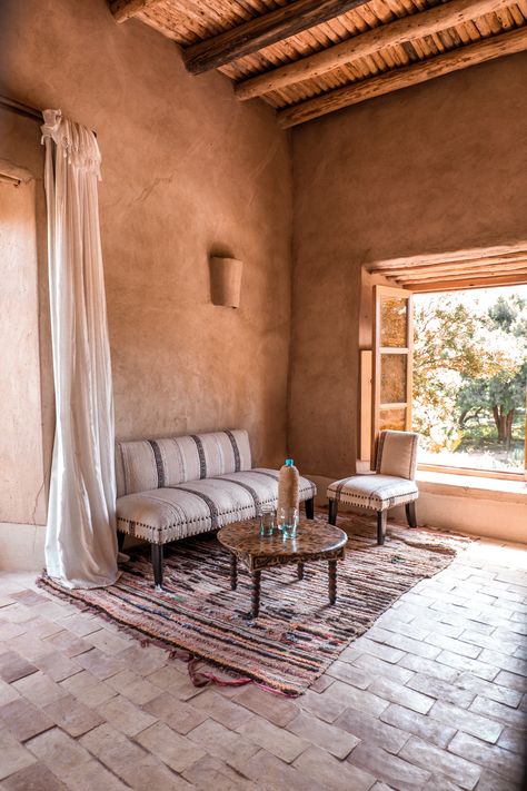 Mud House Interior, Morocco House, Adobe Houses, Concrete Effect Paint, Mud House, Moroccan Homes, Adobe House, Moroccan Interiors, Designer Lamps