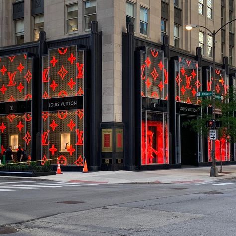 Faye Mcleod on Instagram: “Louis Vuitton Michigan Ave Chicago @virgilabloh + us “Ideation studio” team 🇺🇸 @louisvuitton 🧡 #louisvuittonwindows…” Chicago Michigan Ave, Louis Vuitton Purses, Chicago Trip, Louis Vuitton Sneakers, Chicago Travel, Lv Bags, Louis Vuitton Purse, Retail Experience, Dream Travel Destinations