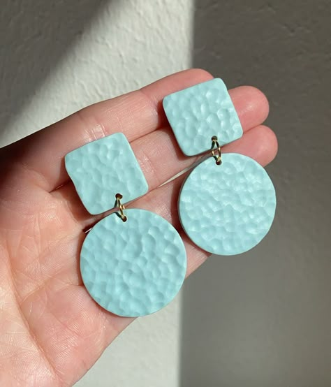 MD Jewelry & Designs on Instagram: “This hammered texture has quickly become a new favorite🥰 One pair of these turquoise Martha earrings are available online!✨ . . . . .…” Turquoise Polymer Clay Earrings, Stud Earrings Diy, Ceramic Paste, Clay Flower Jewelry, Jewelry Product Shots, Polymer Clay Flower Jewelry, Diy Earrings Polymer Clay, Polymer Clay Jewelry Diy, Easy Diy Jewelry