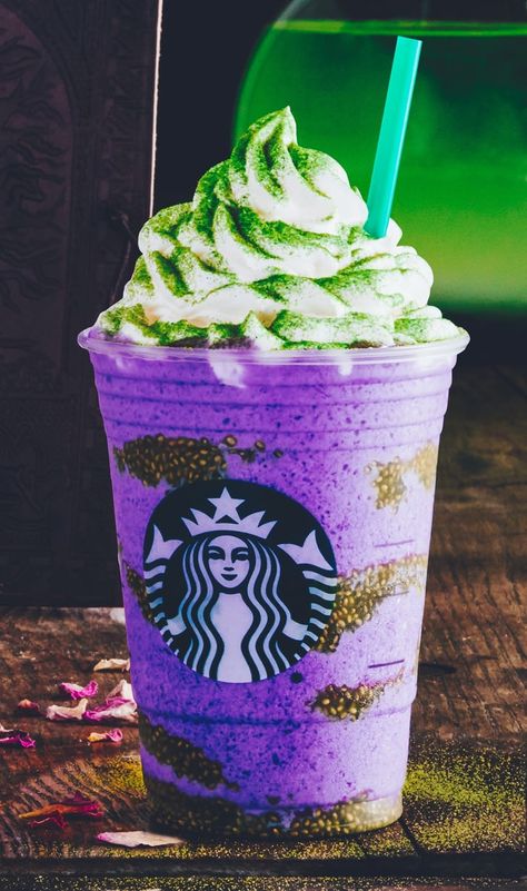 This Ain’t No Hocus Pocus: Starbucks Just Released a Witch’s Brew Frappuccino! Starbucks Java Chip Frappuccino, Starbucks Vanilla Frappuccino, Starbucks Caramel Frappuccino, Frappuccino Starbucks Secret Menu, Copo Starbucks, Java Chip, Starbucks Secret Menu Recipes, Homemade Frappuccino, Starbucks Vanilla