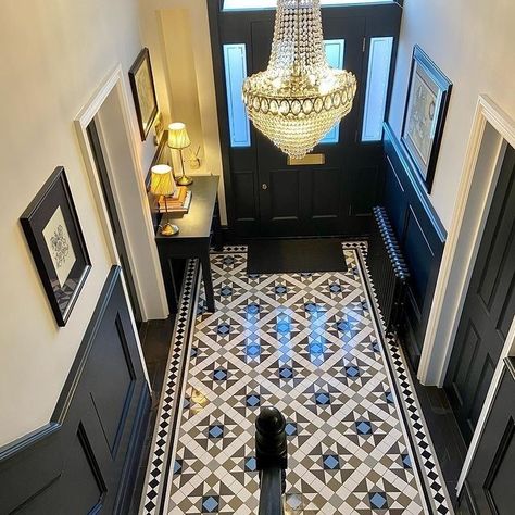 Victorian Terrace Hallway, London House Interior, Modern Hallways, Hallway Panelling, Hallway Design Ideas, Hall Tiles, Entrance Hall Decor, Victorian House Interiors, Victorian Hallway