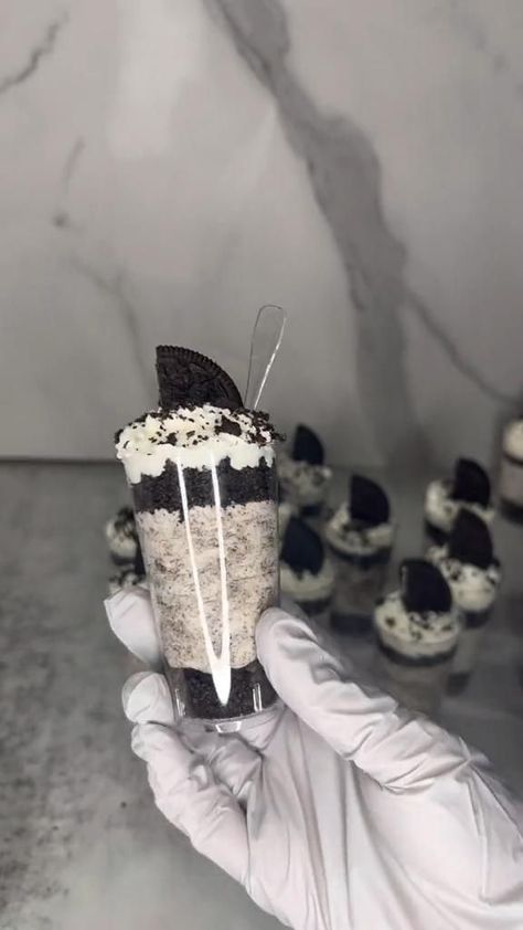 Oreo Dessert Cups, No Bake Oreo Dessert, Dessert Shooters Recipes, Shooter Recipes, Oreo Desserts, Patisserie Fine, Dessert Cups Recipes, Dessert Shooters, Mini Dessert Cups