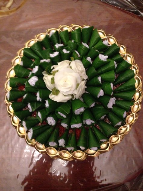 Paan taal Paan Decoration Ideas, Paan Taal Ideas, Kalsha Decoration For Wedding, Paan Thaal, Wedding Arathi Plates, Kanyadanam Plate Decoration, Taal Ideas, Lagan Lekhan Tray Decorations, Wedding Dala