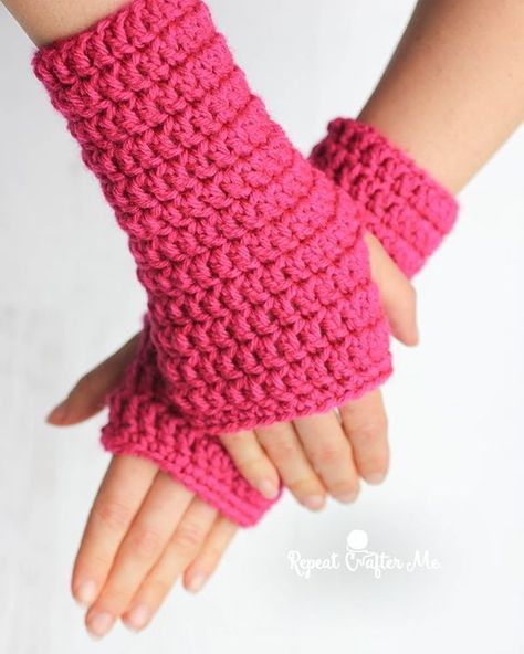 These crochet fingerless gloves are so simple you can easily make a pair in less than an hour! These fingerless gloves are made in the round with a simple combination of basic crochet stitches. Crocheted Gloves, Crochet Fingerless Gloves Free Pattern, Crochet Hand Warmers, Crochet Wrist Warmers, Fingerless Gloves Crochet Pattern, Repeat Crafter Me, Glove Pattern, Gilet Crochet, Crochet Gloves Pattern