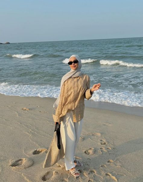 Hijabi Bali Outfit, Hijabi Cruise Outfits, Honeymoon Outfits Hijab, Hijabi Beach Aesthetic, Maldives Outfit Ideas For Hijabi, Bali Honeymoon Outfits, Muslimah Beach Outfit, Bali Hijab Outfit, Hijab Outfit Beach Style