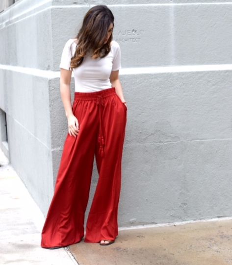 Outfit Pantalon Rojo, Red Palazzo Pants, Palazzo Outfit, Trouser Pants Pattern, Palazzo Pants Outfit, New Haircut, Pants Outfits, Flowy Pants, Nick Jonas