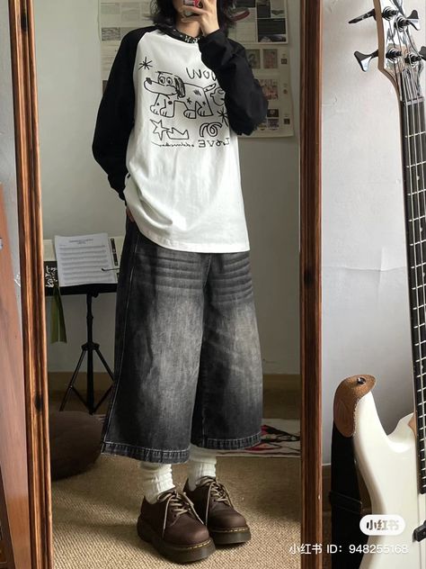 Baggy Jorts And Docs, Cute Male Clothes, Oversized Cute Outfits, Japanese Baggy Fashion, Japanese Skater Style, Tomboyish Outfits, Streetwear Men Outfits, Tomboy Fashion, Alternative Outfits