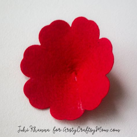 Red Poppy Flower Craft using felt & button-3a Poppy Flower Craft, Poppy Template, Felt Poppy, Poppy Tutorial, Remembrance Flowers, Felt Template, Poppy Craft, Felt Bouquet, Remembrance Day Poppy