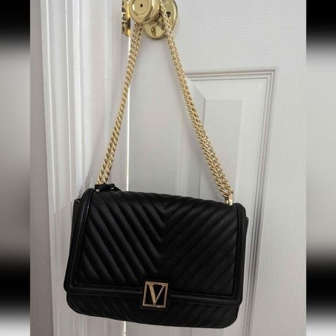 Victoria's Secret Black Leather Shoulder Bag/Crossbody Purse With Gold Chain Victoria Secret Bag, Victoria's Secret Perfume, Black Leather Shoulder Bag, Victoria Secret Bags, Pretty Bags, Selfie Ideas, Cute Selfie Ideas, Quilted Leather, Black Bag