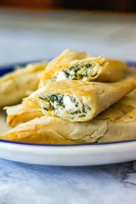 Spanicopita Recipe, Easy Spanakopita, Feta Appetizer, Spinach Pie Recipe, Philo Dough, Spanakopita Recipe, Greek Spinach, Salad Appetizer Cups, Greek Spinach Pie