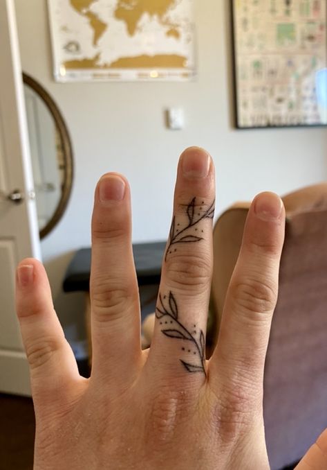 Finger Tattoos Plants, Fern Stick And Poke, Finger Tats, Stick N Poke, Stick N Poke Tattoo, Finger Tattoo, Poke Tattoo, Stick And Poke, Nature Tattoos