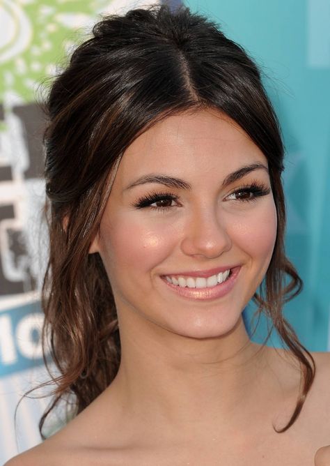 Prom Hair Updo, Long Hair Updo, Penteado Cabelo Curto, Victoria Justice, Hairstyles For Long Hair, Hair Photo, Homecoming Hairstyles, Front View, Down Hairstyles