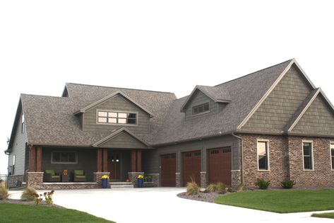 Misty Shadow Siding – Carlson Exteriors Inc. Brown House Exterior, Brown Garage Door, Brown Brick Houses, Faux Wood Garage Door, Green Siding, Grey Siding, Shingle House, Home Paint Color, Wood Garage Doors