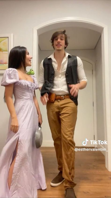 Minimal Halloween Costume, Halloween Costume Friends, Rapunzel Halloween Costume, Tangled Costume, Disney Princess Halloween Costumes, Halloween Costumes 2022, Cute Couples Costumes, Rapunzel Cosplay, Princess Halloween Costume